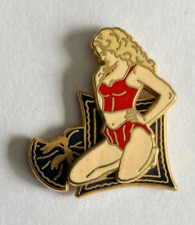 88 - Pin's PIN-UP BLONDE EN LINGERIE FINE SEXY - 2 moules - BALLARD Doré Or Fin