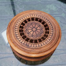 boîte en bois ajourée