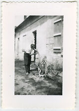 PHOTO ANCIENNE - VINTAGE SNAPSHOT - VÉLO BICYCLETTE RÉPARATION PANNE ROUE - BIKE
