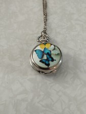 montre pendentif décor papillon avec chaine