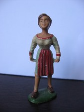 1/32 FERME STARLUX  FERMIERE CONDUCTRICE DE BROUETTE SOCLE OVALE EN CREUX  1953 