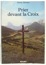 Prier devant la croix pour