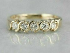 Bague à cinq pierres simulées avec diamant rond de 1,90 ct plaqué or jaune...