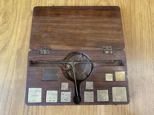 Ancienne balance avec poids - ancienne,