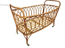 Lit enfant , bébé vintage en Rotin