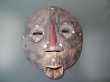 ancien masque africain ethnie luba bois léger incrustations coquillages et métal
