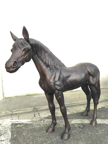 Très grand cheval bronze - très,