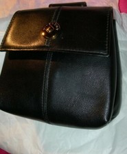 Petite pochette cuir noire portée ceinture Givenchy fermeture aimantée vintage