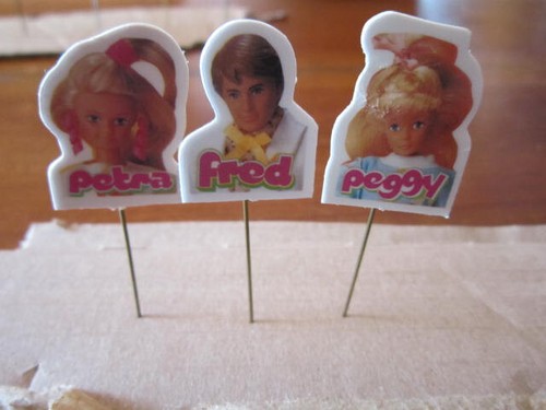 Lot epinglettes poupee - ,