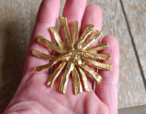 Broche métal doré - en, forme