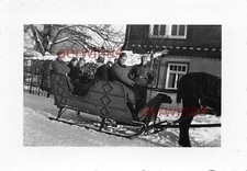 Soldats avec femmes traîneau