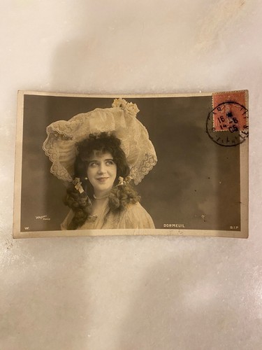 Ancienne carte postale - , actrice