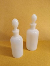 Deux Flacons En Verre Opalescent Soufflé Parfum, Pharmacie, Bouchons À L'Émeri