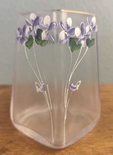 Petit vase moderniste - , en