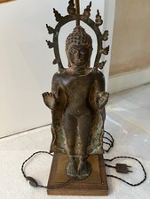 statue de bouddha montee sur