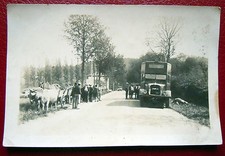 PHOTOGRAPHIE ANNEES 1930 - ACCIDENT ENTRE UN CAMION SAURER ET UN CHEVAL