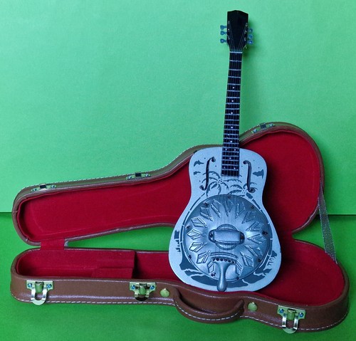 Mini guitare résonator - résonator, style