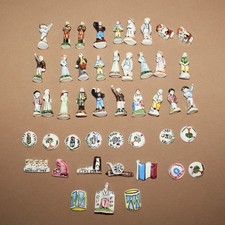 Set de 46 fèves en porcelaine