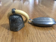 2 HOCHETS ANCIENS DE BEBE EN