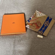 Foulard Hermès cliquettes beige bleu inutilisé 35" décor classique de collection