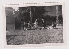 Photo ancienne ?️ Personnages assis jardin gravier bancs France années 50