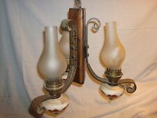 Lustre à trois bras, bois, métal et faïence émaillée. Bon état