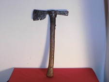 outil ancien /  hache / arrache clous / marteau / outil du bois  /  collection