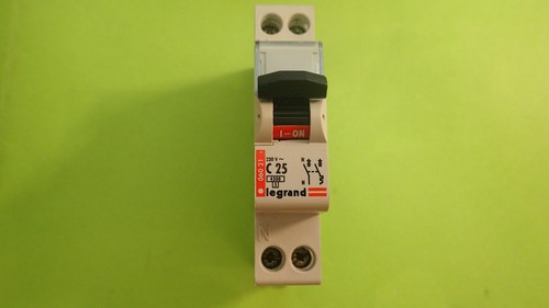 Disjoncteur 25a legrand 06021 - disjoncteur,
