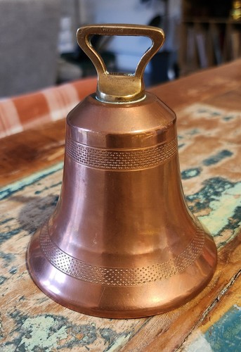 Ancienne petite cloche - ancienne,