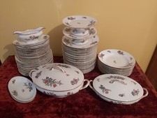 Service de table, Porcelaine  Limoges, époque Art Déco, décor floral.  64 Pieces