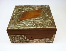 Belle boite bois et  metal repoussé Art & Craft Napoléon III fin XIXe siècle