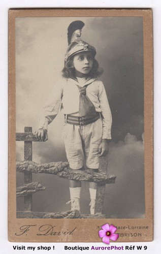 Enfant pose avec - en, un