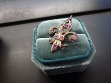 broche fleur de lys,XIXème,or blanc et jaune,rubis,diamants,H 32mm,testé magasin