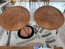 Paire de fauteuils corbeille en rotin et métal noir