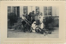 PHOTO ANCIENNE - VINTAGE SNAPSHOT - GROUPE DÉGUISEMENT VÉLO CHUTE INFIRMIÈRE GAG