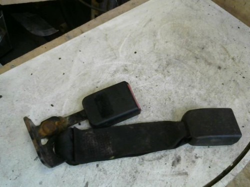Attache ceinture arriere - , droit