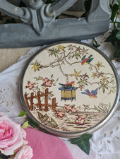 ANCIEN DE DESSOUS DE PLAT ROND CERCLAGE FER FAIENCE DECOR  OISEAU DE FLEURS