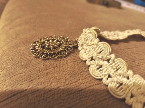 Collier médaillon ciselé ras - médaillon,