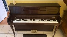 Vend piano droit américain Kimball;dimension 143x103x54 (cm);sur roulettes, 