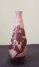 Ets Gallé, très joli vase fuselé en verre multicouche à décor floral