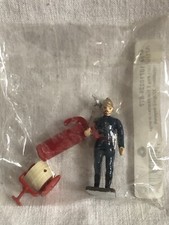 Figurine Cbg Mignot ? : pompier en métal et accessoires dévidoir plastique