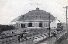 CPA 10 TROYES les Rotondes (avec le train en marche