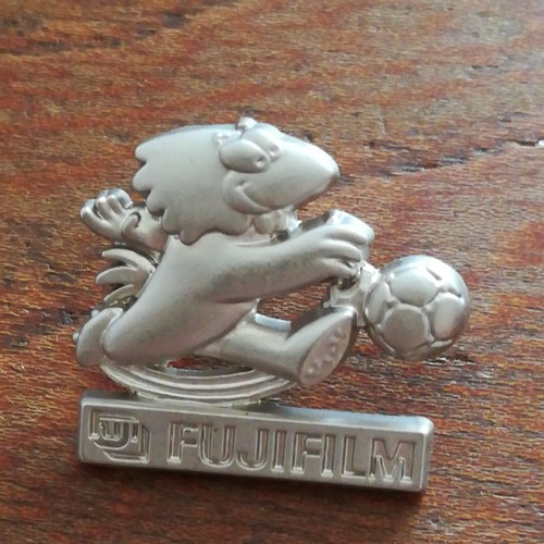 Pin fujifilm mascotte coupe - pin's,