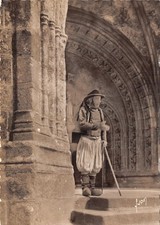 29 LOCRONAN PORCHE DE L EGLISE