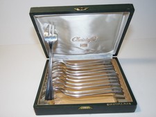 CHRISTOFLE PARIS: Coffret 12 fourchettes en métal argenté à huitres "Boréal".