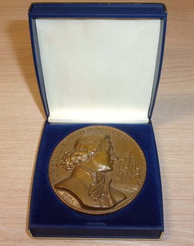 Médaille table boite - de, +