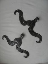 Énorme charnière de porte ancienne forgée main outillé architecture château médiéval 