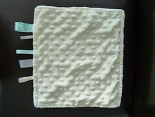 T8 - DOUDOU PLAT FAIT MAIN EN TISSUS BLANC EFFET FLOCONS  AVEC ETIQUETTES  BLEU