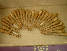 Lot N°4  - de 26 Fuseaux de carreau dentellière Anciens en bois de buis -  10 cm