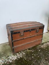 Coffre malle bombé de rangement avec ses 2 rayons en bon état correct à refaire 